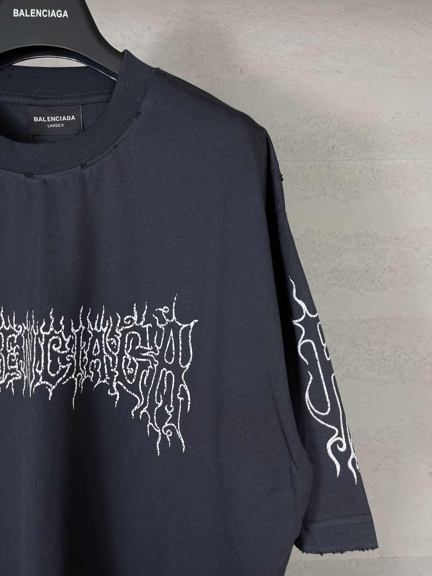 【 . Quality】BALENCI*GA/ .2024New Arrival LOGO T 。 . Authentic ， ！ ZP 。 260 ， . ， ，。 。Classic LOGO ， ， 。 . ， ， ， OS . Same Style ：BL 233303 ：Black，White，Yellow， Size：XS L